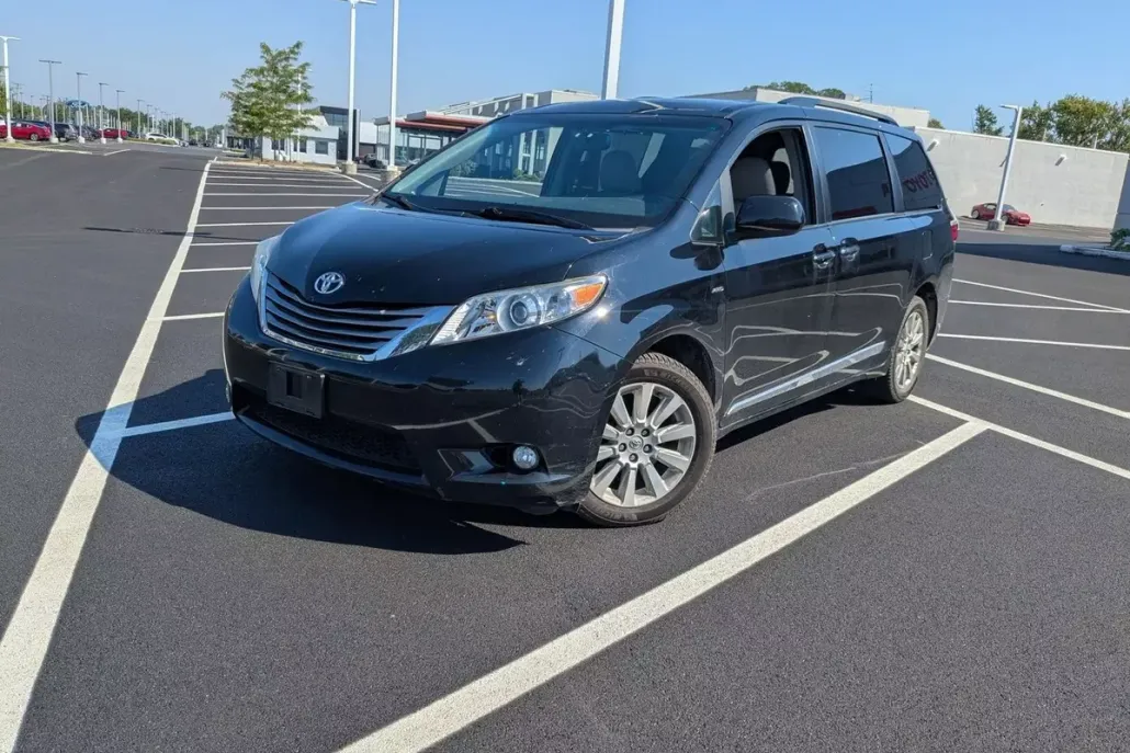 2017 Toyota Sienna XLE photo 1