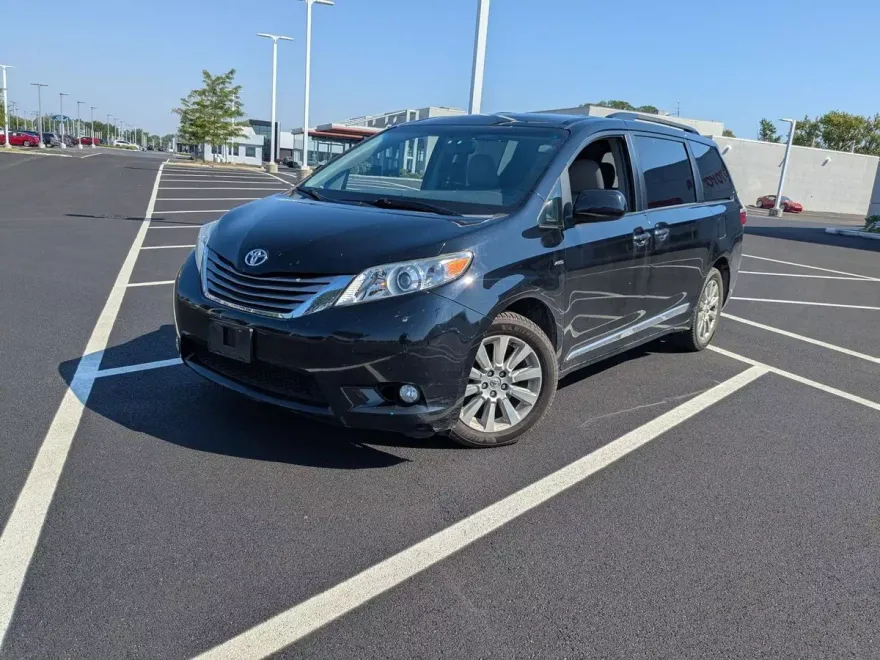 2017 Toyota Sienna XLE photo 1
