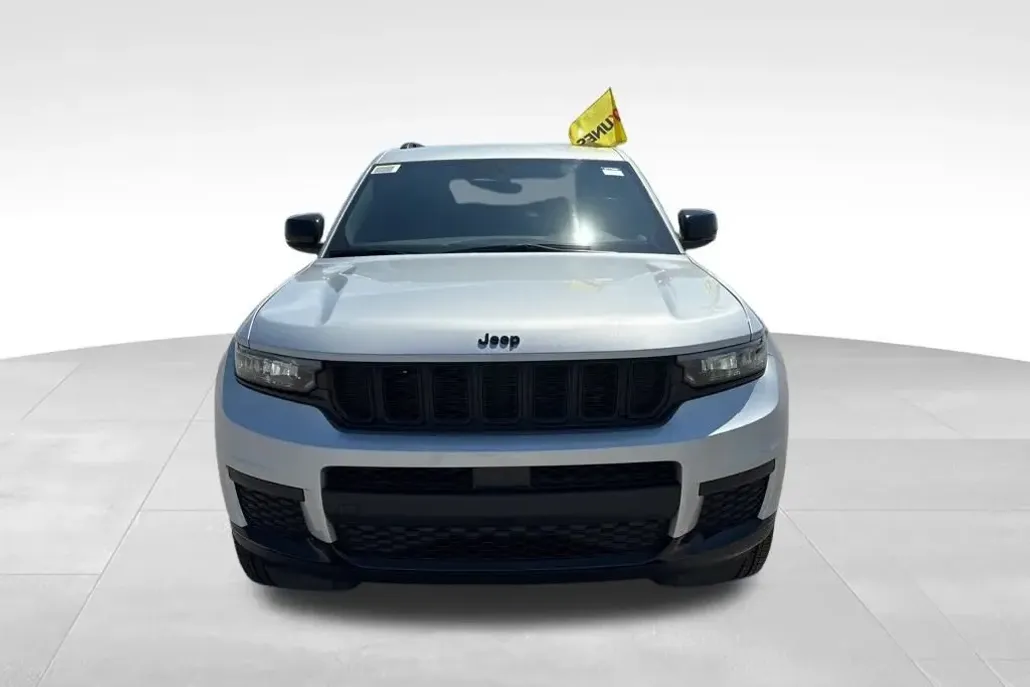 2025 Jeep Grand Cherokee Altitude photo 1