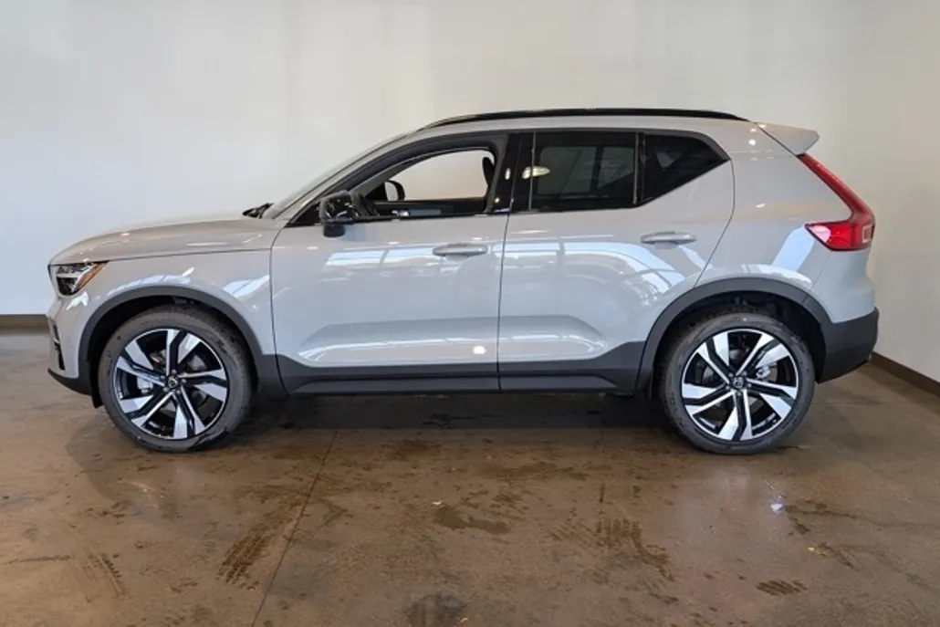 2025 Volvo XC40 Plus photo 1