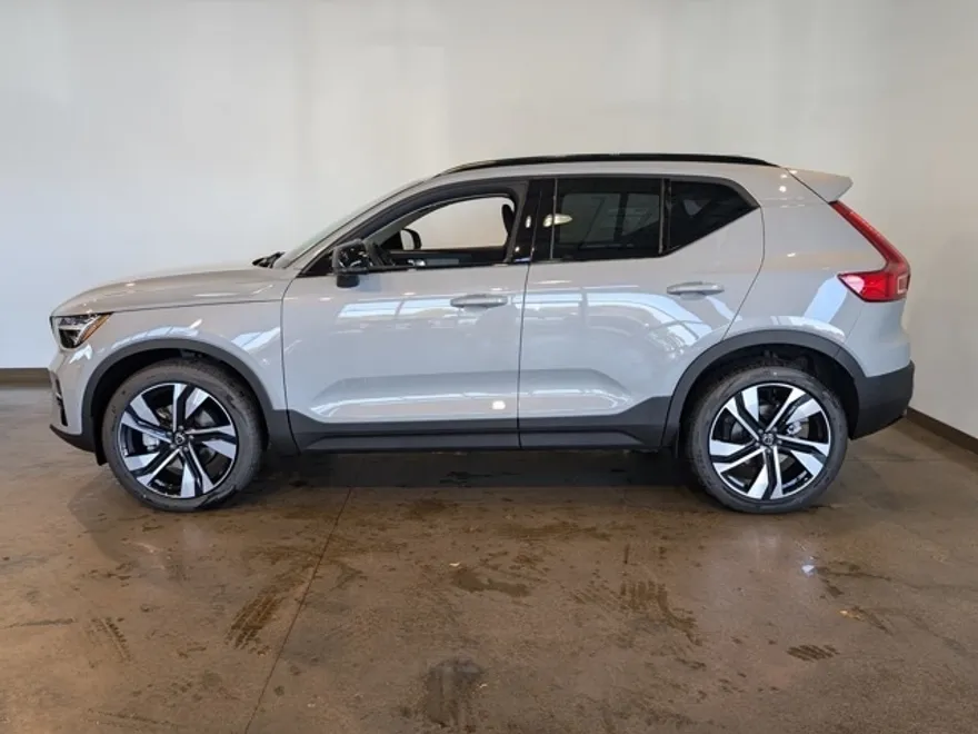 2025 Volvo XC40 Plus photo 1