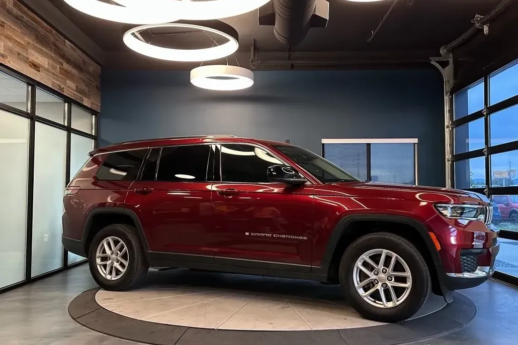 2022 Jeep Grand Cherokee Laredo photo 1