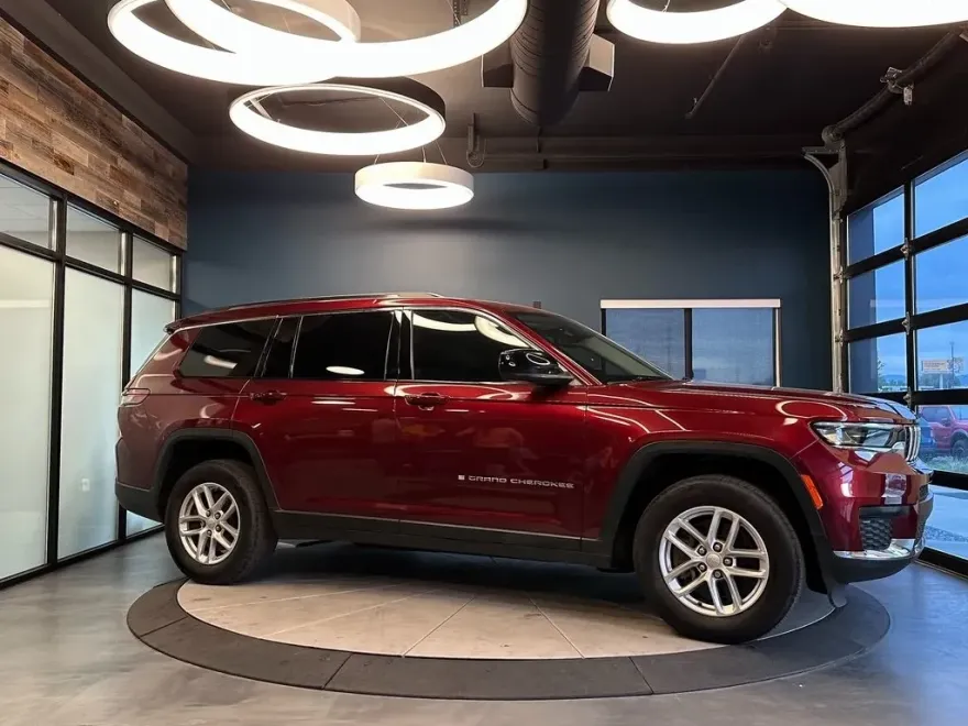 2022 Jeep Grand Cherokee Laredo photo 1