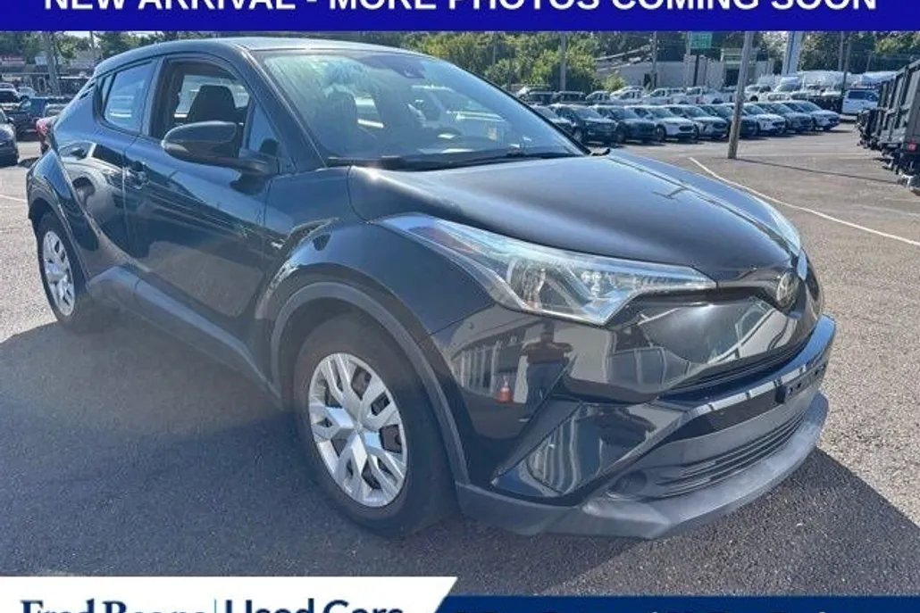 2019 Toyota C-HR LE photo 1