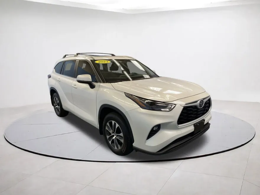 2023 Toyota Highlander XLE photo 1
