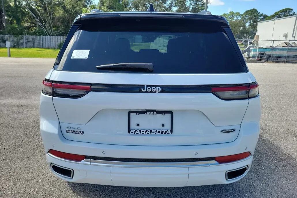 2025 Jeep Grand Cherokee Summit photo 1