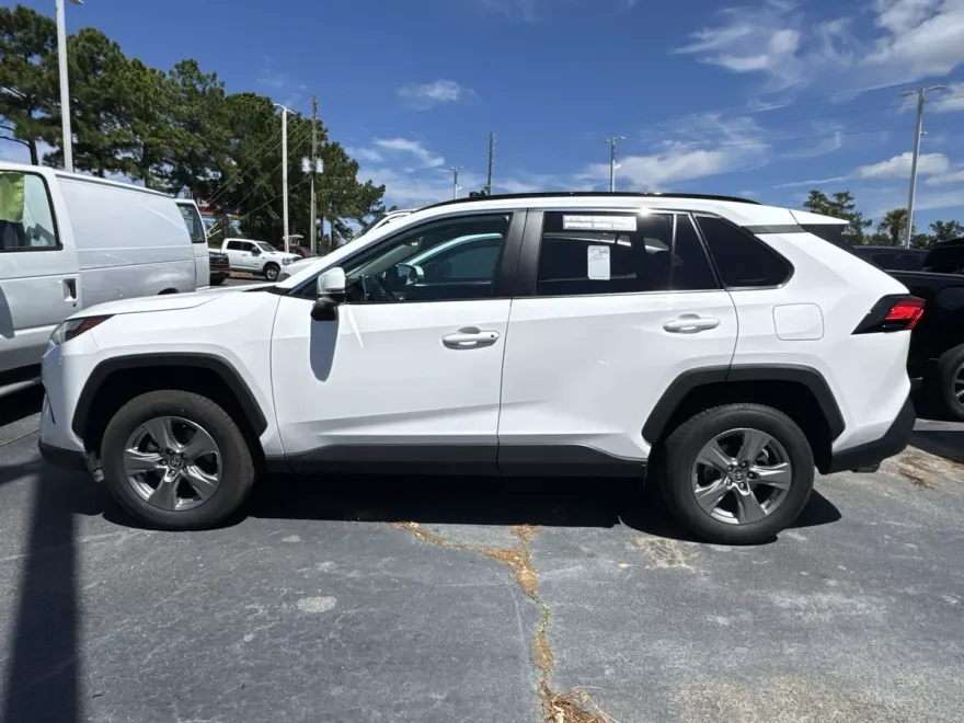 2024 Toyota RAV4 XLE photo 1