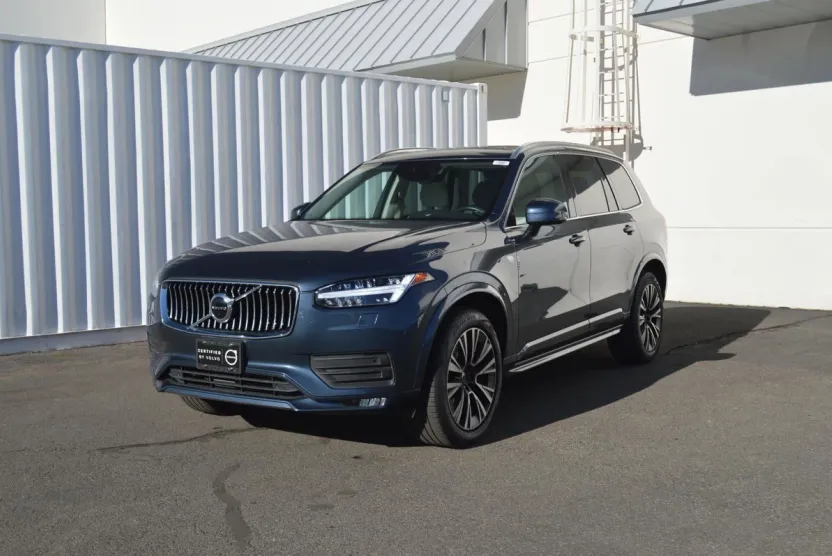 2022 Volvo XC90 T6 AWD Momentum photo 1
