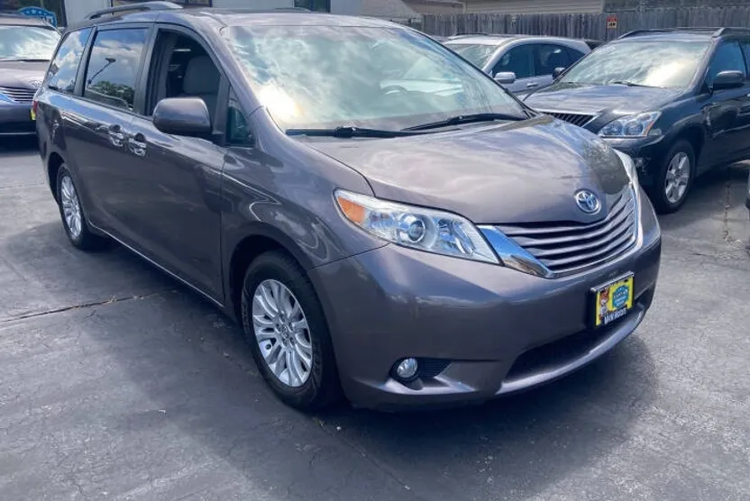 2015 Toyota Sienna XLE photo 1