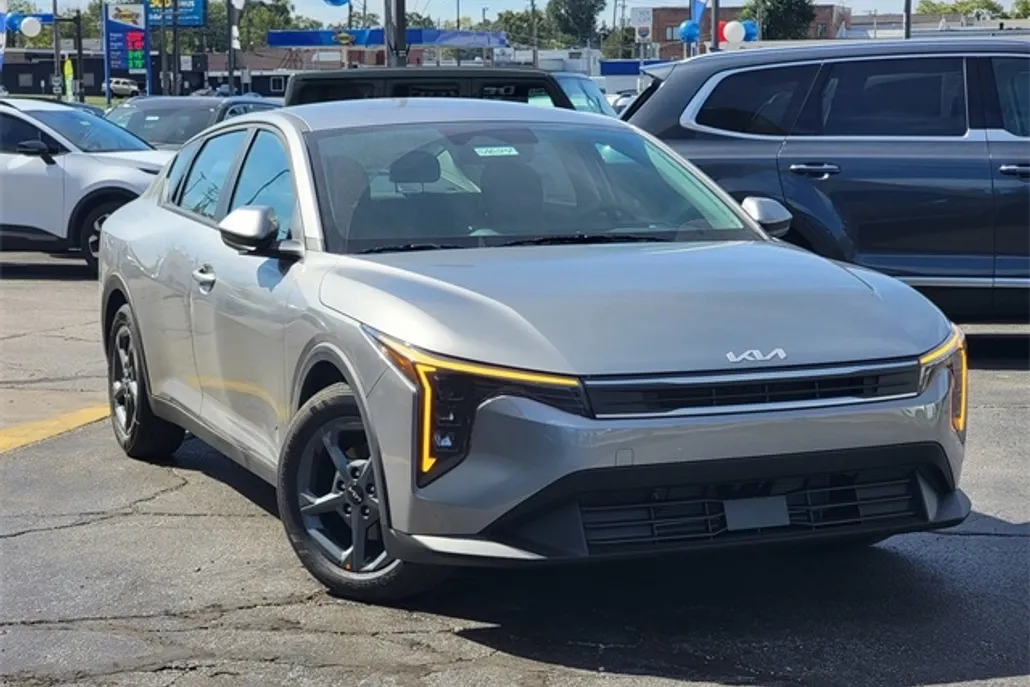 2025 Kia K4 LXS photo 1