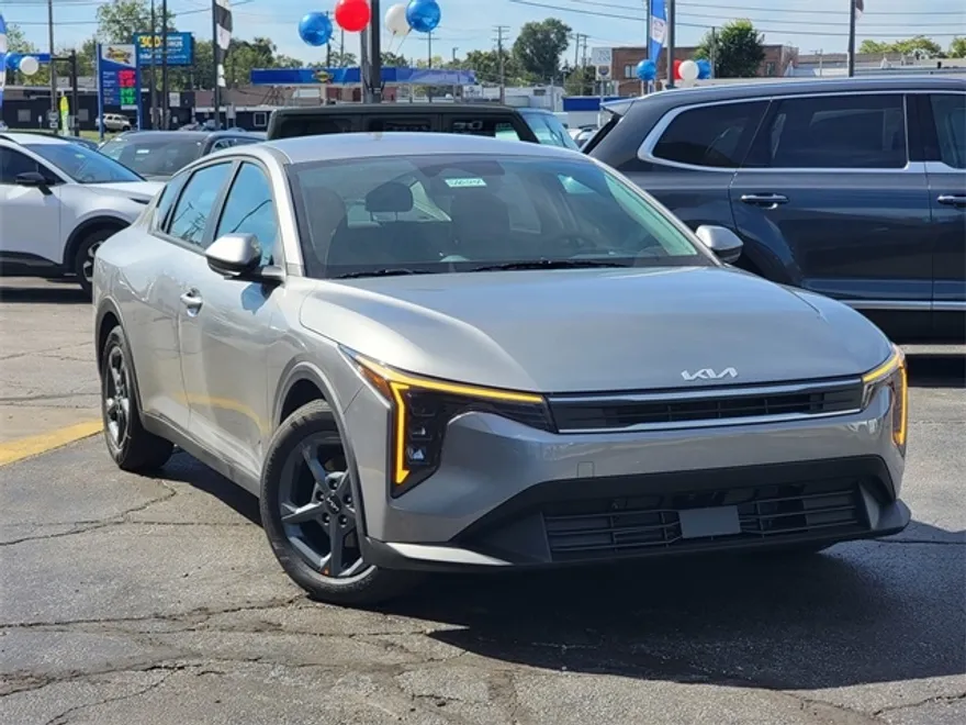 2025 Kia K4 LXS photo 1