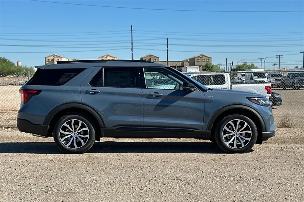 2025 Ford Explorer ST-Line photo 1