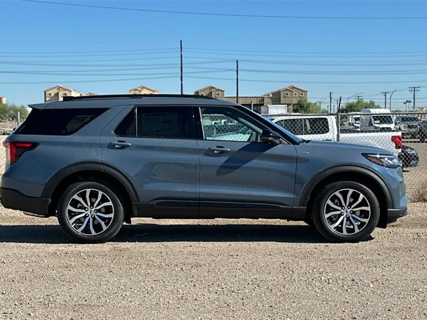 2025 Ford Explorer ST-Line photo 1