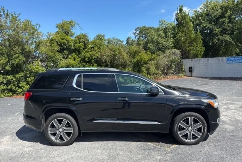 2017 Gmc Acadia Denali photo 1