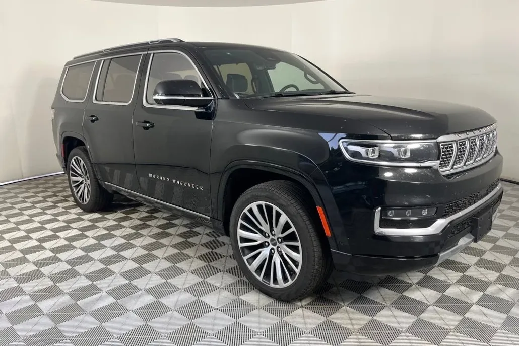 2023 Jeep Grand Wagoneer III photo 1