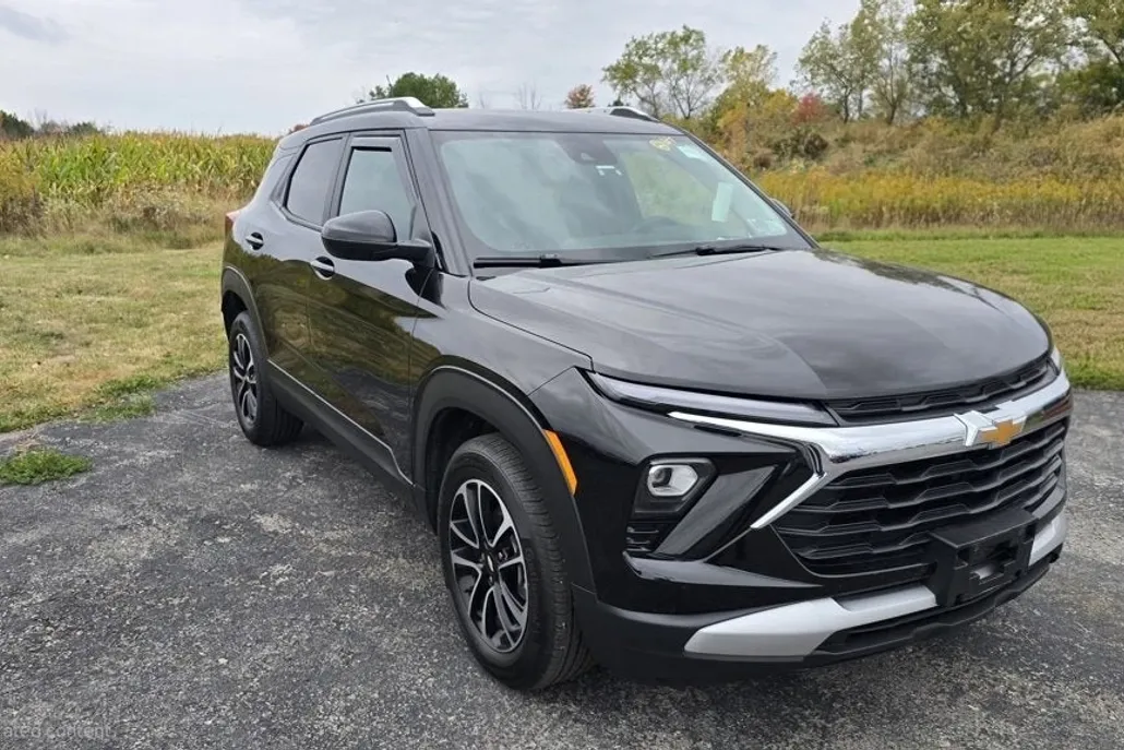 2025 Chevrolet Trailblazer LT photo 1