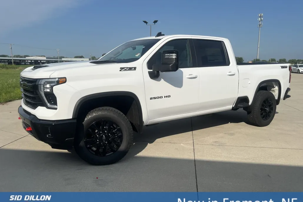 2025 Chevrolet Silverado LT photo 1