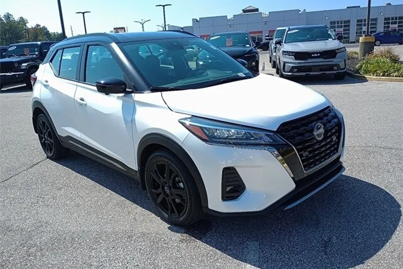 2024 Nissan Kicks SR photo 1