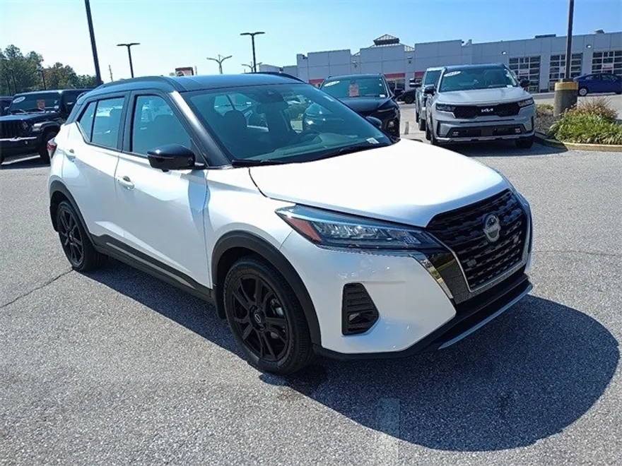 2024 Nissan Kicks SR photo 1