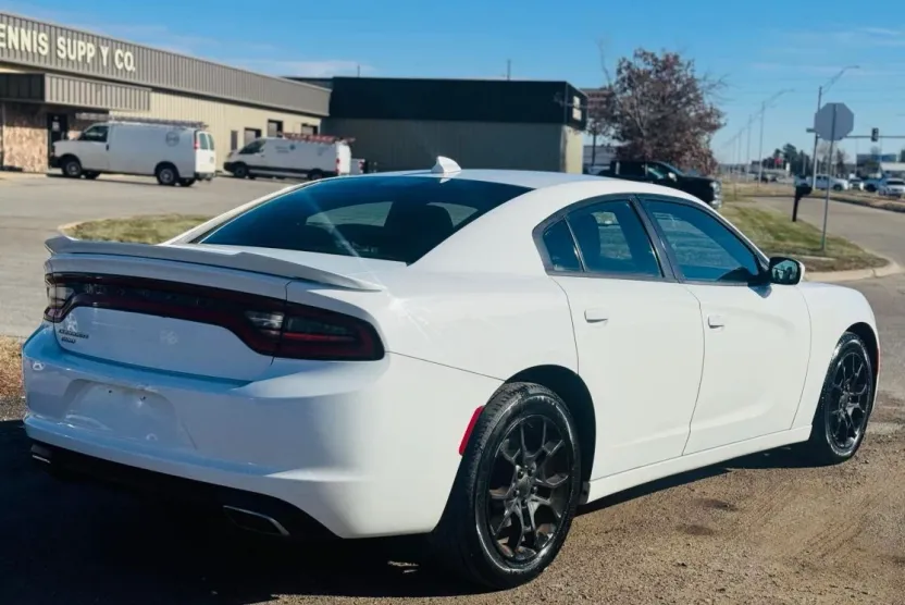 2016 Dodge Charger SXT photo 1