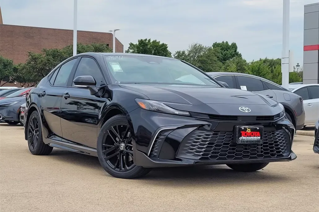 2025 Toyota Camry SE photo 1