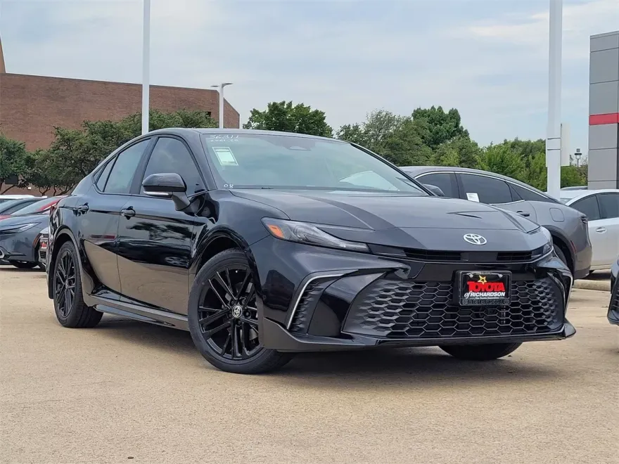 2025 Toyota Camry SE photo 1