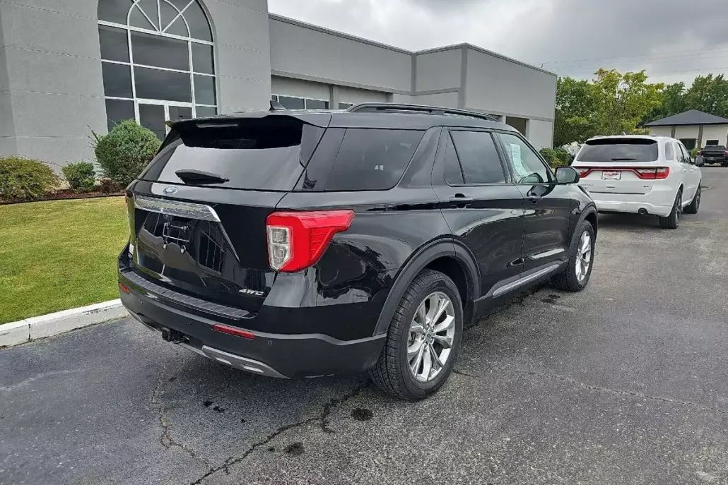 2021 Ford Explorer XLT photo 1