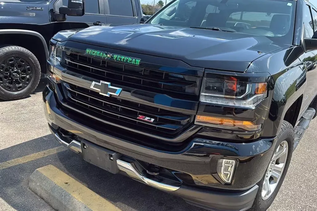 2017 Chevrolet Silverado 1500 LT photo 1