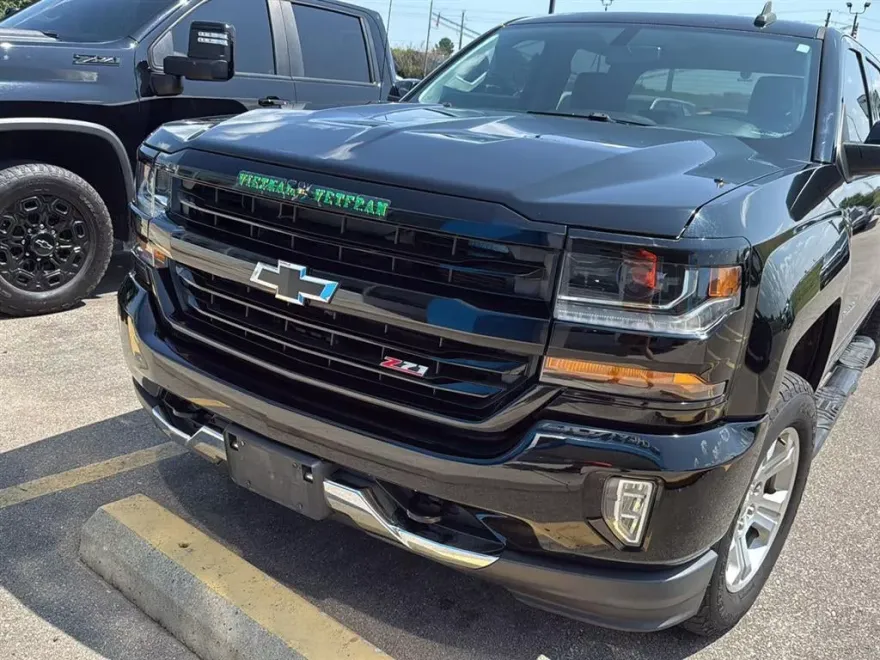 2017 Chevrolet Silverado 1500 LT photo 1