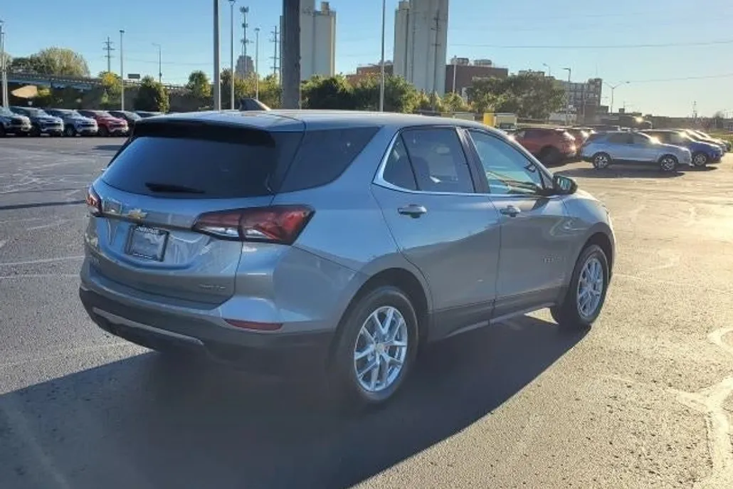 2023 Chevrolet Equinox LT photo 1