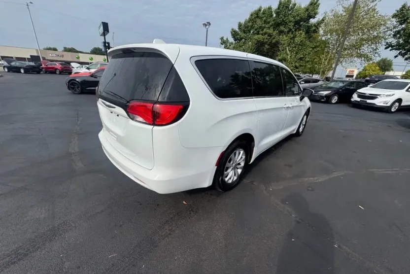 2017 Chrysler Pacifica Touring photo 1