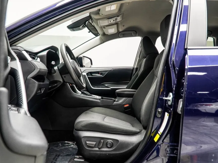 2024 Toyota RAV4 XLE photo 30