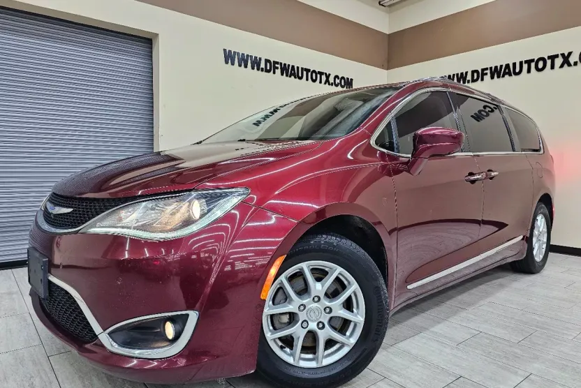 2020 Chrysler Pacifica Touring L photo 1