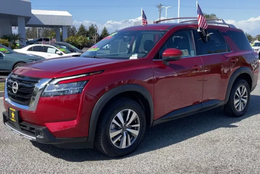2023 Nissan Pathfinder SL photo 1