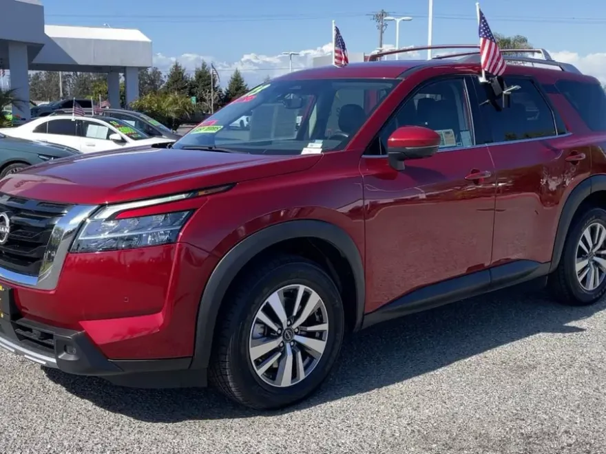 2023 Nissan Pathfinder SL photo 1
