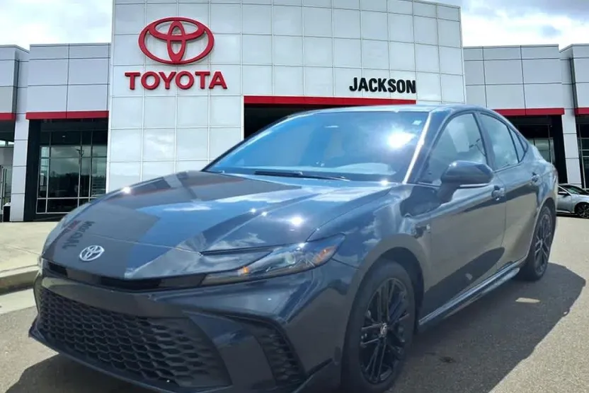 2025 Toyota Camry SE photo 1