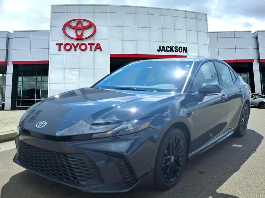 2025 Toyota Camry SE photo 1