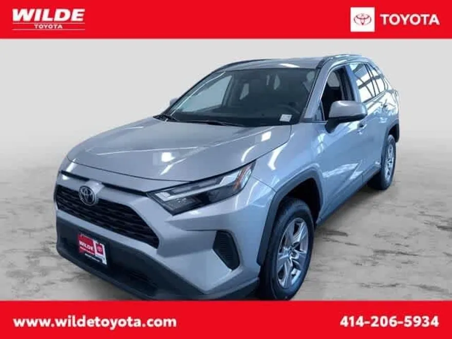 2022 Toyota RAV4 XLE photo 1