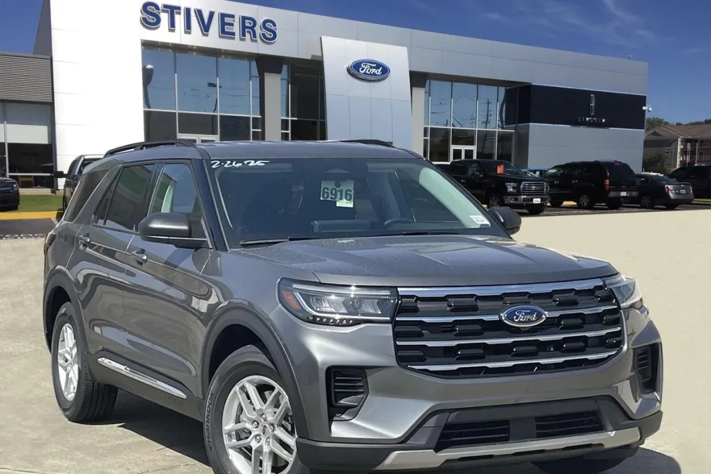 2025 Ford Explorer photo 1