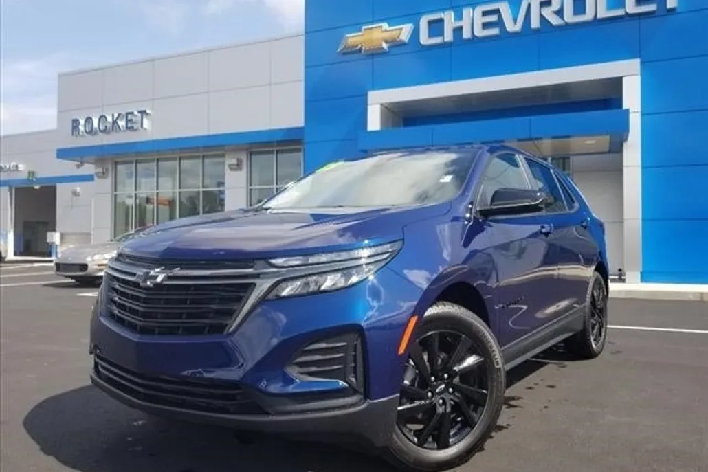 2023 Chevrolet Equinox LS photo 1