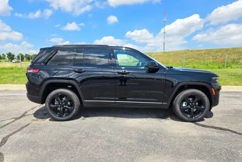 2025 Jeep Grand Cherokee Limited photo 1