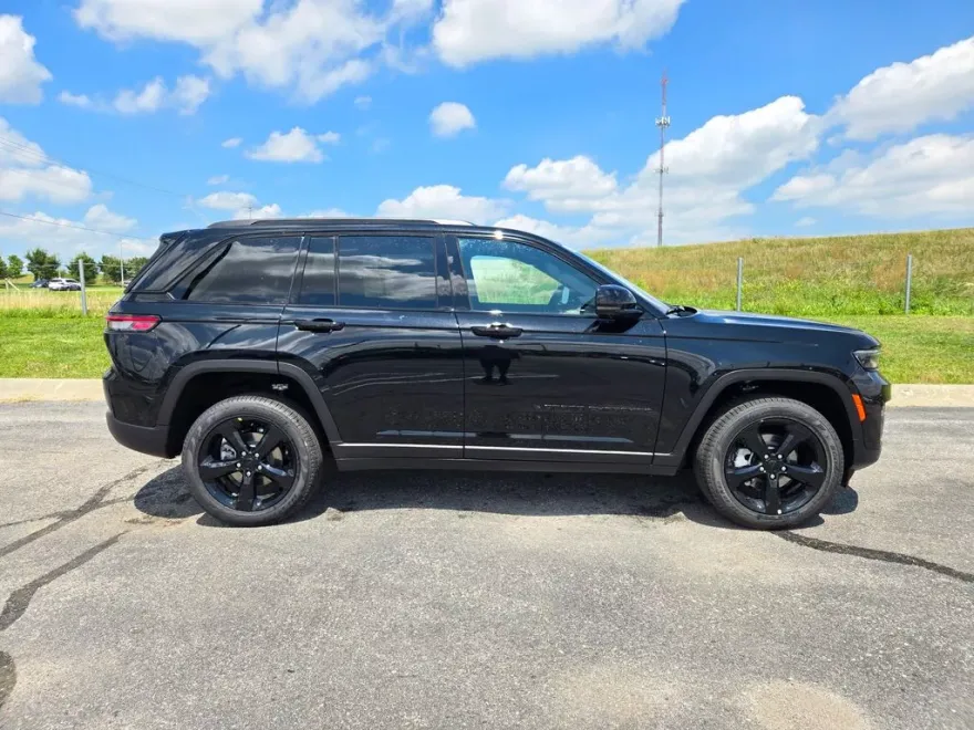 2025 Jeep Grand Cherokee Limited photo 1