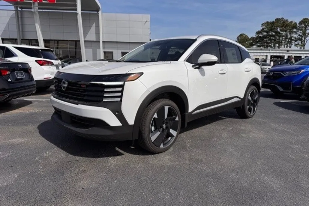 2025 Nissan Kicks SR photo 1
