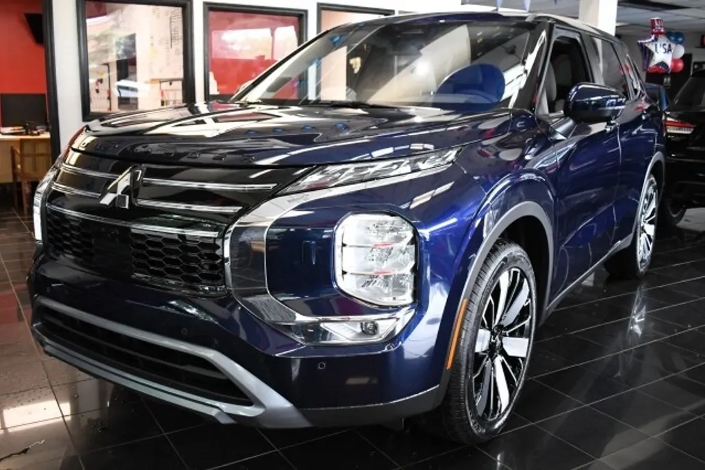 2025 Mitsubishi Outlander SE photo 1