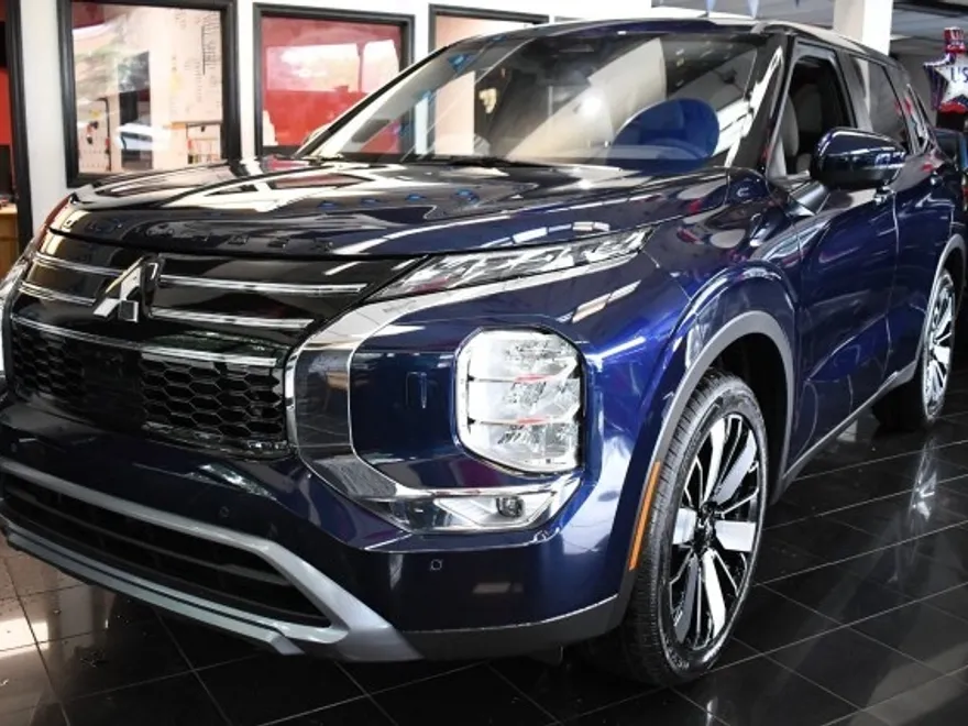 2025 Mitsubishi Outlander SE photo 1