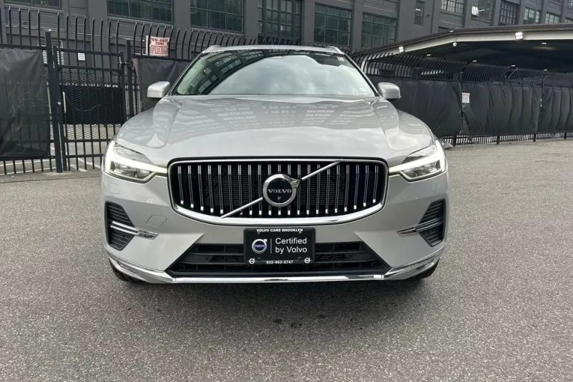 2022 Volvo XC60 B5 Inscription photo 1