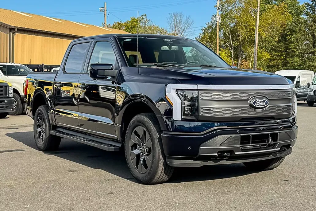 2025 Ford F-150 Lightning Lariat photo 1