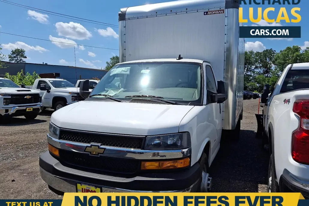 2024 Chevrolet Express Cutaway 3500 photo 1