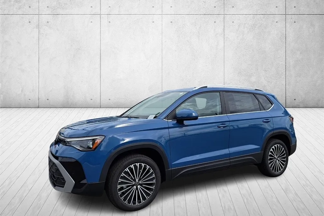 2025 Volkswagen Taos SE photo 1