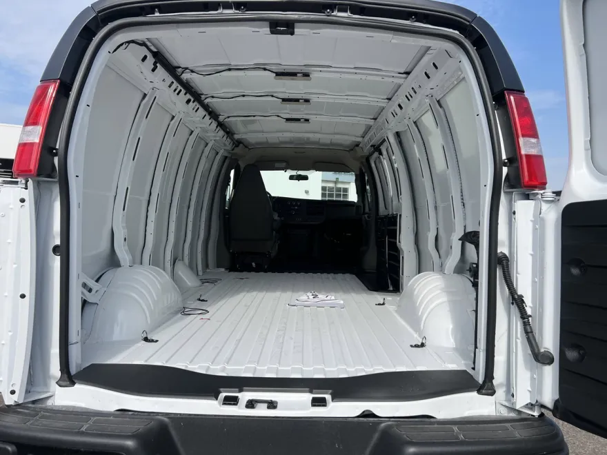2025 Chevrolet Express Cargo 3500 photo 1